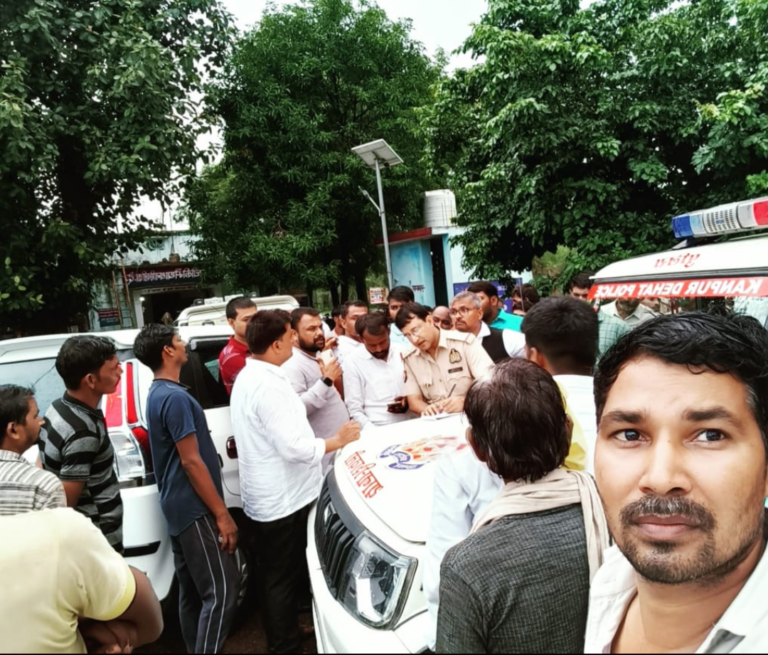 प्रधान ने लगाया पुलिस कर्मियों पर अभद्रता व मारपीट का आरोप,हंगामा