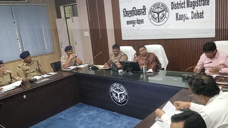 निर्धारित फार्मेट पर रिपोर्ट न देने पर पीडब्ल्यूडी विभाग के अधिकारियों को डीएम ने फटकारा