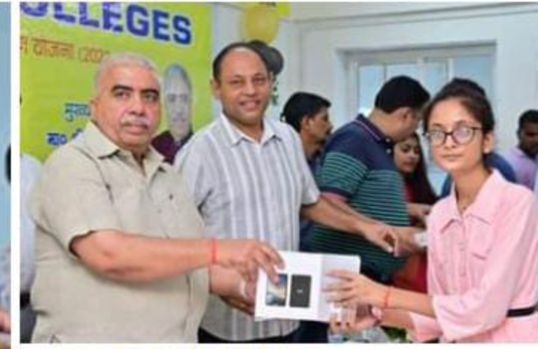 सिग्ना कॉलेज आफ फार्मेसी में टैबलेट का किया वितरण,छात्र छात्राएं हुए खुश