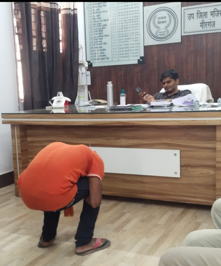 फरियादी को बनाया मुर्गा,लपेटे में आ गए एसडीएम