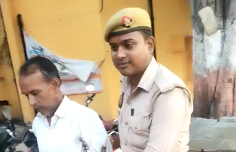 बुखार पीड़ित व्यक्ति को इलाज कराने के लिए अस्पताल लेकर पहुंची औरैया पुलिस