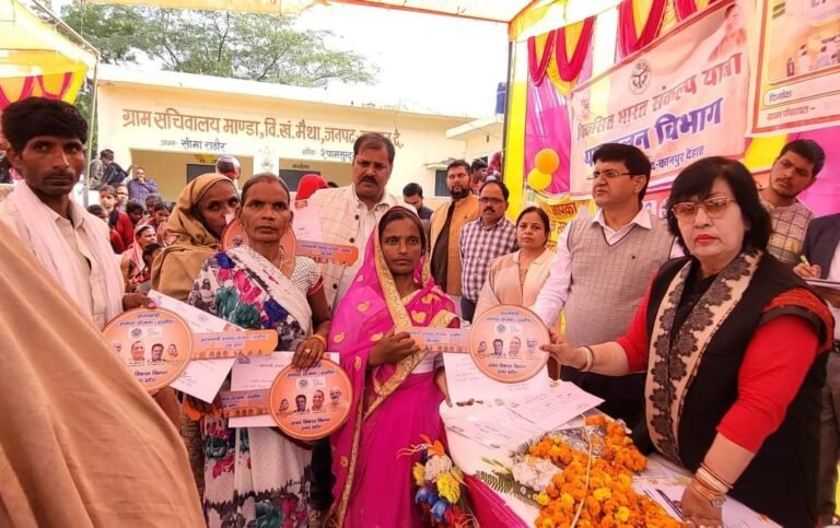 राज्यमंत्री ने पीएम आवास के लाभार्थियों को सौंपी चाभी