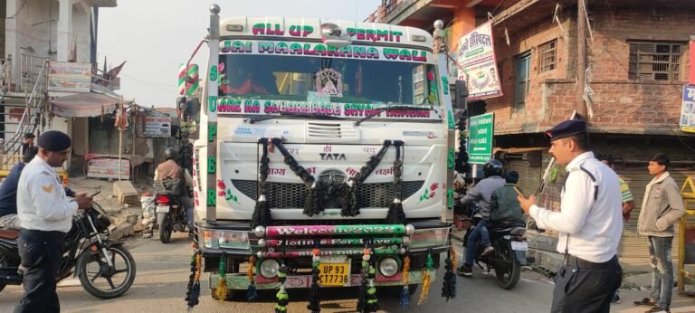 मैथा रनियां रोड पर प्रतिबंध के बावजूद धडल्ले से चल रहे बड़े वाहन