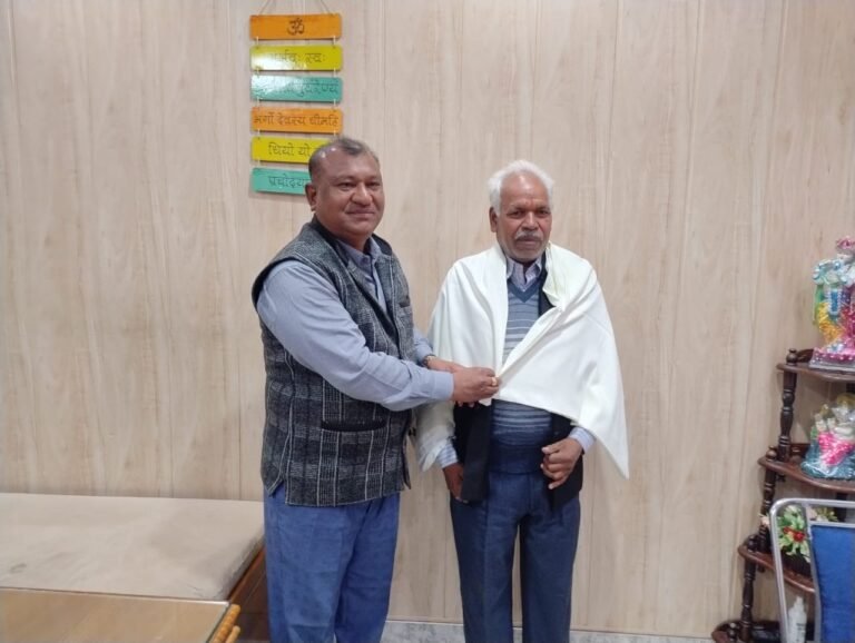 समाचार पत्र वितरक को किया सम्मानित