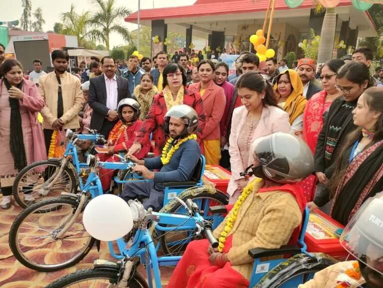 उपकरण पाकर खुश दिखे दिव्यांग