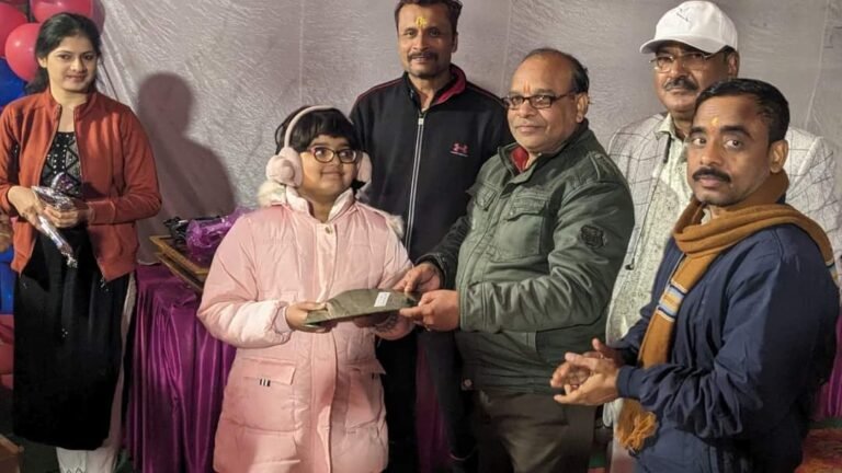 बैडमिंटन प्रतियोगिता के विनर को किया सम्मानित