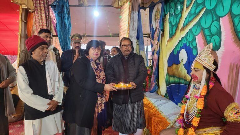 शोभन मंदिर वार्षिकोत्सव-राज्यमंत्री प्रतिभा शुक्ला व पूर्व सांसद वारसी ने उतारी आरती