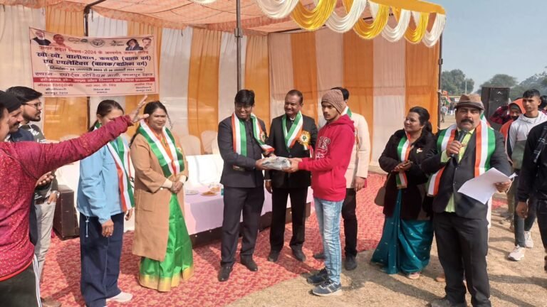 एडीएम न्यायिक अमित राठौर ने विजेताओं को किया सम्मानित