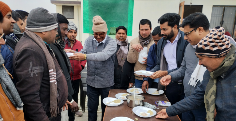 मैथा तहसील में अधिकारियों ने आयोजित किया खिचड़ी भोज