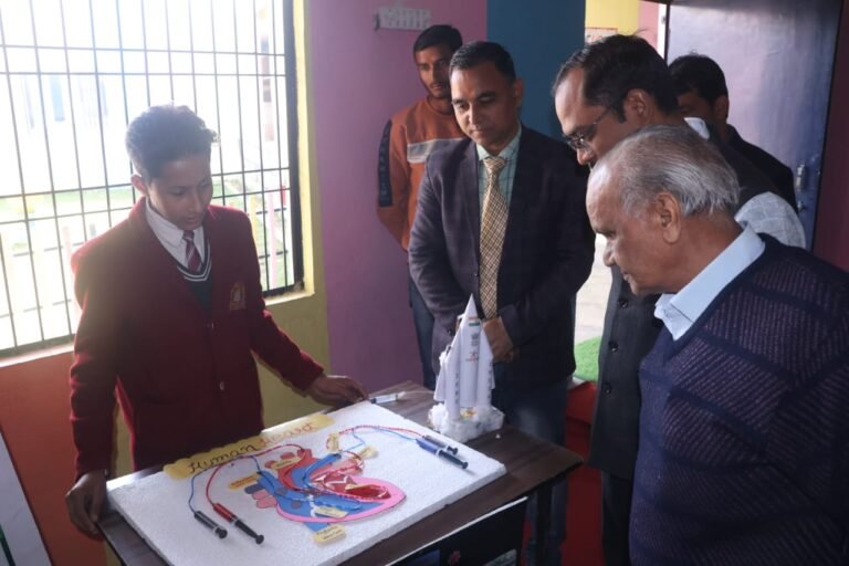 रामेश्वर स्कूल के बच्चों द्वारा बनाए माडलों को आगंतुकों ने सराहा