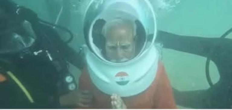 जब पीएम मोदी ने समुद्र में लगाई डुबकी