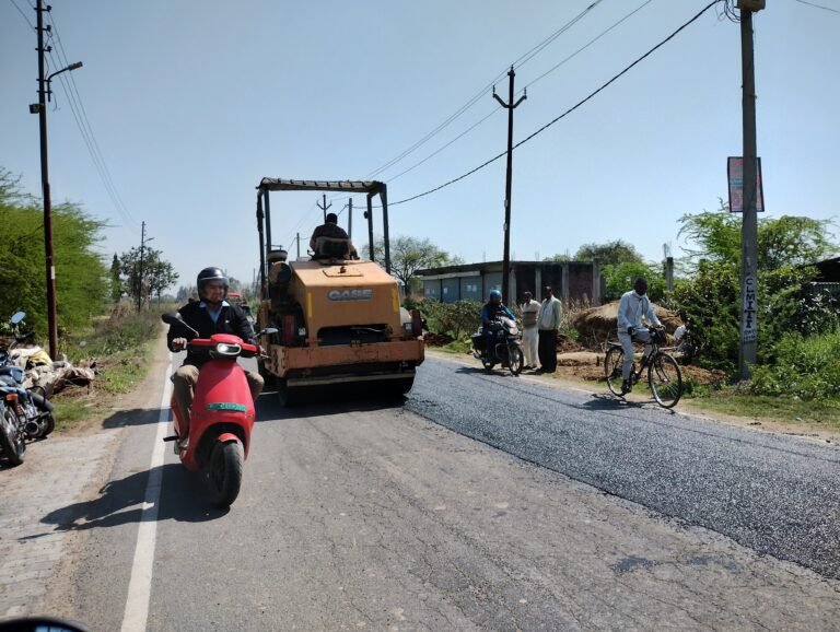मंत्री जी के आने से पहले भरे जाने लगे सड़क के गड्ढे
