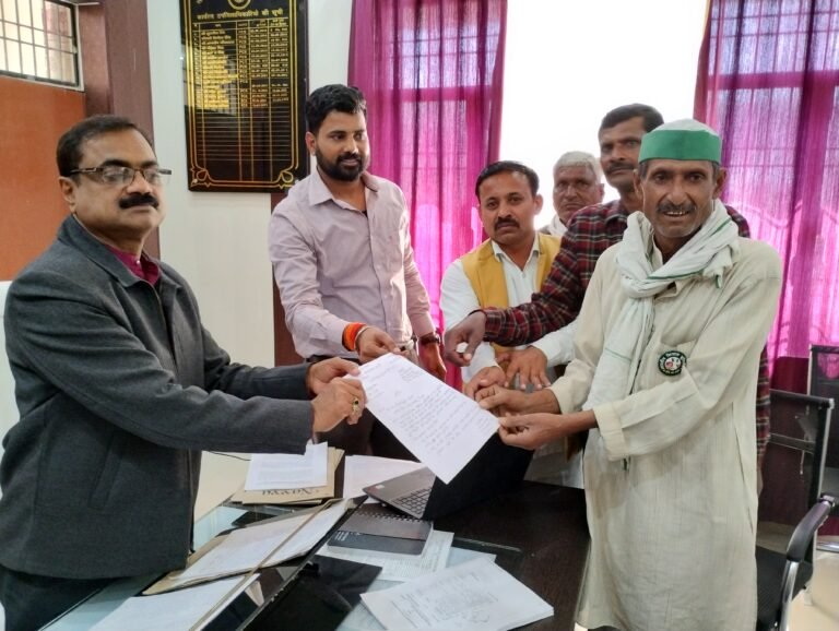 मैथा के किसान बोले जितना नुकसान उतनी मदद करो,दिया ज्ञापन