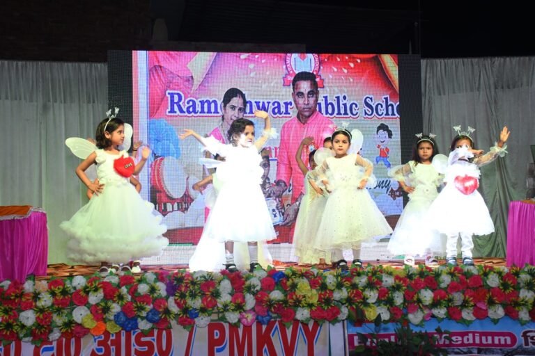 रामेश्वर पब्लिक स्कूल का वार्षिकोत्सव-अन्नू अवस्थी ने गुदगुदाया,वैभव ने छेड़ी सरगम