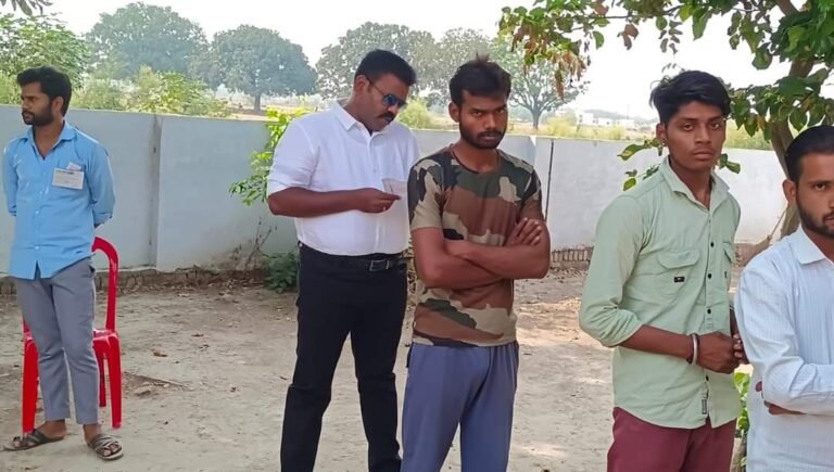 एसपी लाइन में लगे,सीडीओ ने भी किया मतदान