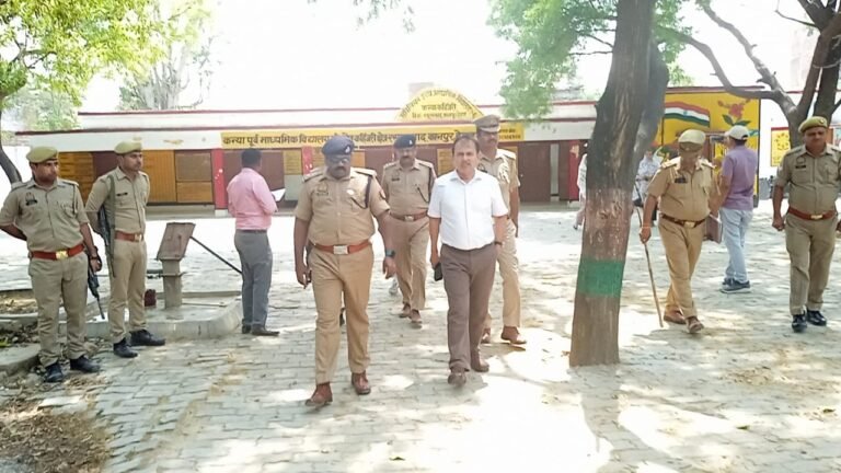 डीएम एसपी ने क्रिटिकल बूथों का किया निरीक्षण,दी हिदायत
