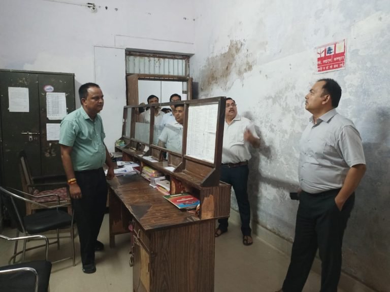 अकबरपुर तहसील में गंदगी देख डीएम हुए नाराज
