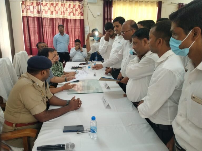 वकीलों ने डीएम को सौंपा ज्ञापन,तहसीलदार के खिलाफ जमकर नारेबाजी