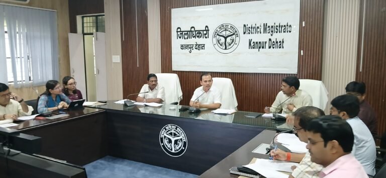 डीएम ने सभी तहसीलों को ई आफिस से जोड़ने के दिए निर्देश