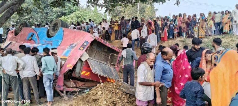 तेज रफ्तार निजी बस खड्ड में गिरी,एक दर्जन घायल