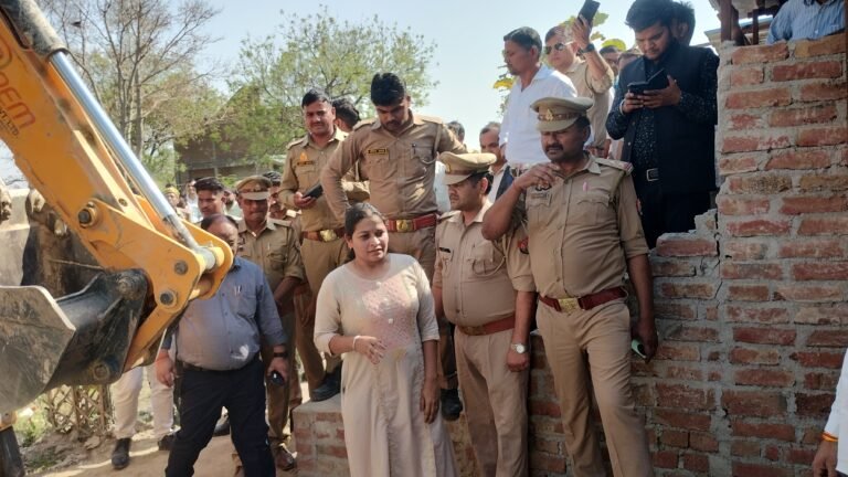 मैथा में एसडीएम,तहसीलदार ने अधिवक्ताओं के चेबरों पर चलवाया बुलडोजर