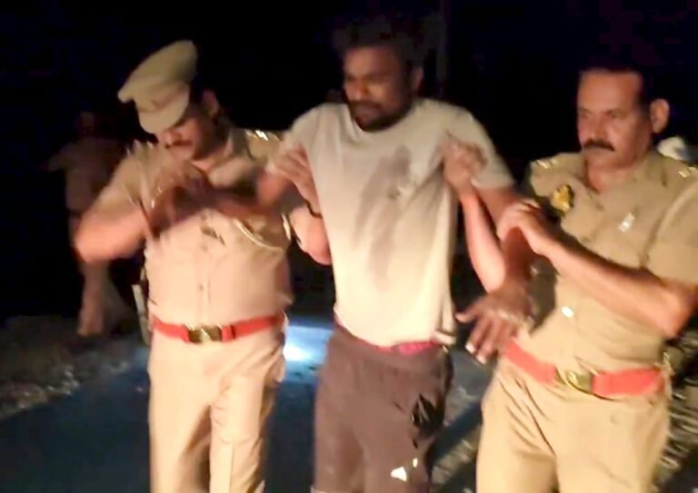चेन लूट के आरोपी से पुलिस की मुठभेड़,पैर में लगी गोली