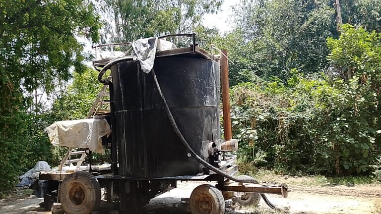 खोजाफूल में नकली डामर प्लांट पकड़ा गया