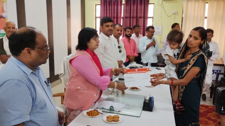 मैथा में एक करोड़ 10 लाख रुपए की सहायता राशि का वितरण