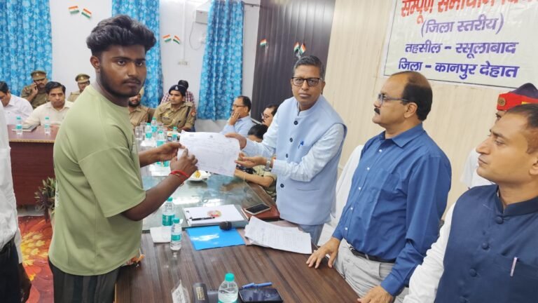 डीएम ने गैर हाजिर अभियंता का वेतन काटने के दिए निर्देश