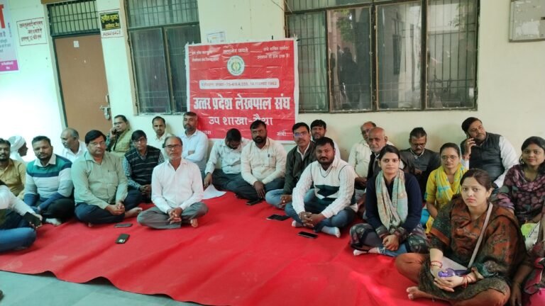 मैथा में लेखपालों ने डीएम को सौंपा ज्ञापन