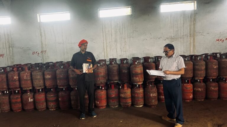 गैस का कोई संकट नही,कालाबाजारी पर कड़ी कार्रवाई-डीएम