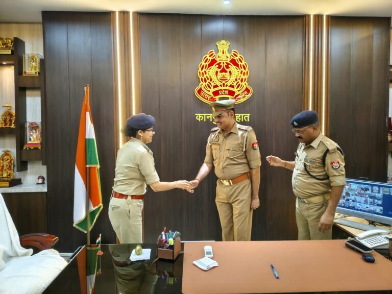 देवनारायण द्विवेदी बने इंस्पेक्टर, अधिकारियों ने लगाए स्टार