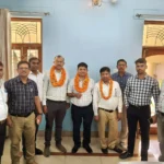 मदर्स डे पर बच्चों ने स्कूली ड्रेस पहन बनाई मां की रंगोली