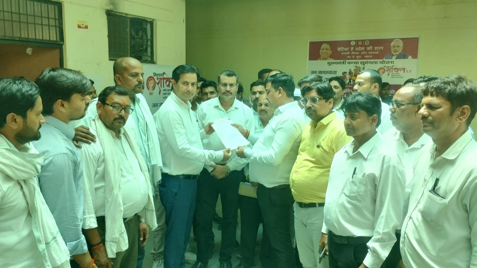 लखनऊ की घटना के विरोध में मैथा में अधिवक्ताओं की नारेबाजी, पहुंचा भारी पुलिस बल