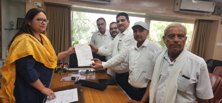 ई रजिस्ट्री के पंजीकरण के विरोध में आईजी स्टांप से मिले अधिवक्ता