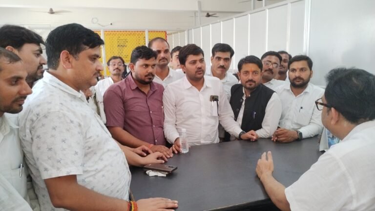 उपनिबंधक कार्यालय में अधिवक्ताओं का डेरा,एसडीएम को सौंपा ज्ञापन