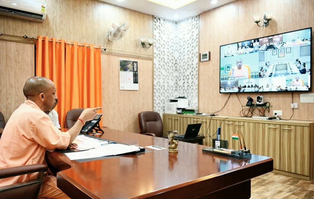 सीएम योगी ने अधिकारियों के कसे पेंच,समय पर काम को दें प्राथमिकता