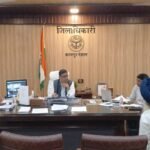 बिना अनुमति के मुख्यालय छोड़ने वाले अधिकारियों पर डीएम सख्त