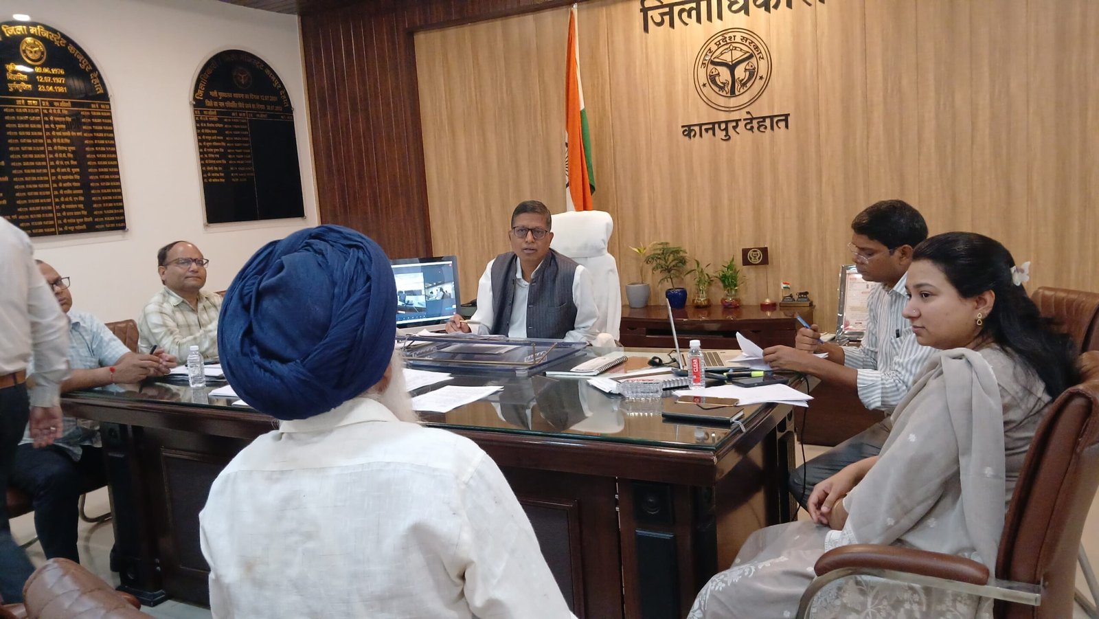 बिना अनुमति के मुख्यालय छोड़ने वाले अधिकारियों पर डीएम सख्त