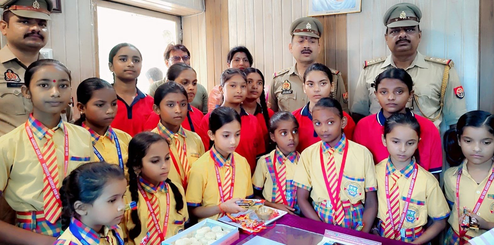 बालिकाओं ने पुलिस अंकल को बांधी राखी