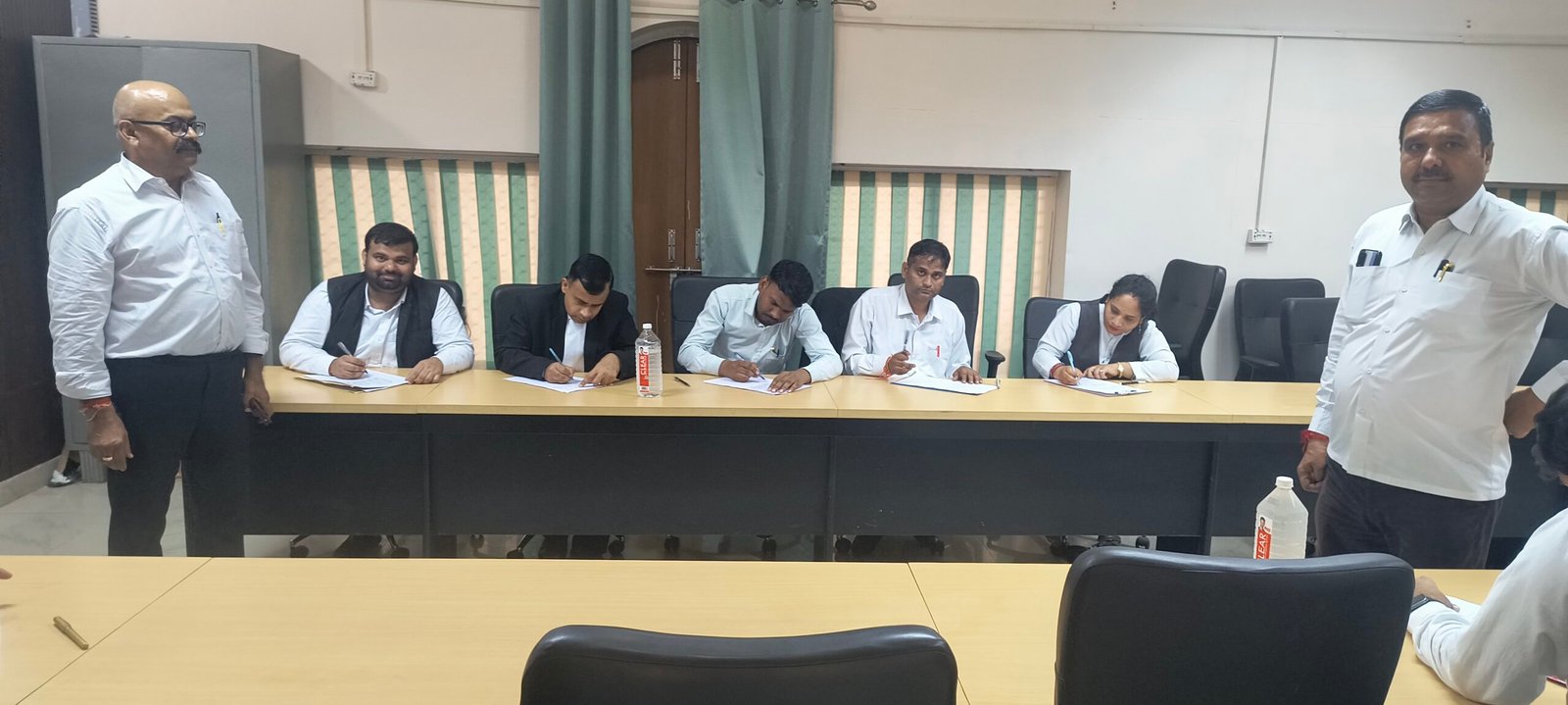 हिंदी दिवस सप्ताह-अधिवक्ताओं ने निबंध प्रतियोगिता में लिया भाग
