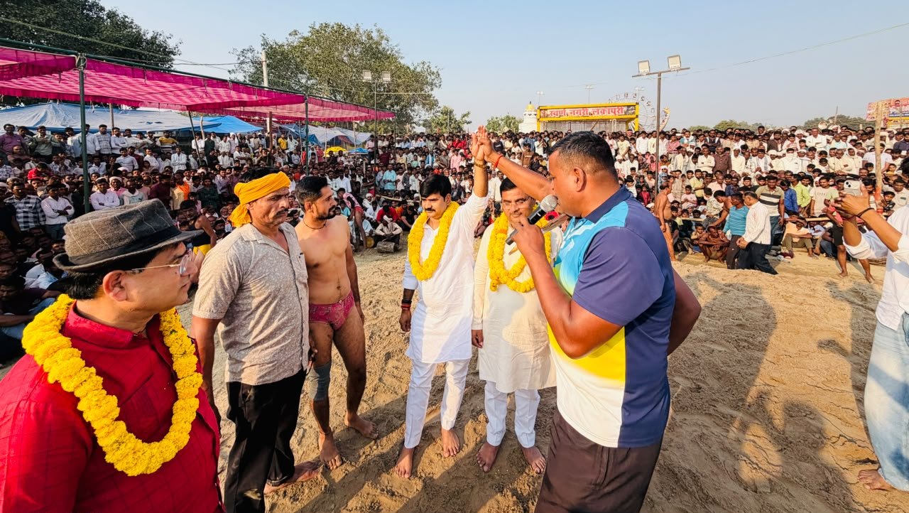 अकबरपुर के लंकापुरी मैदान में आयोजित दंगल में राजेश शुक्ला ने पहलवानों का बढाया उत्साह