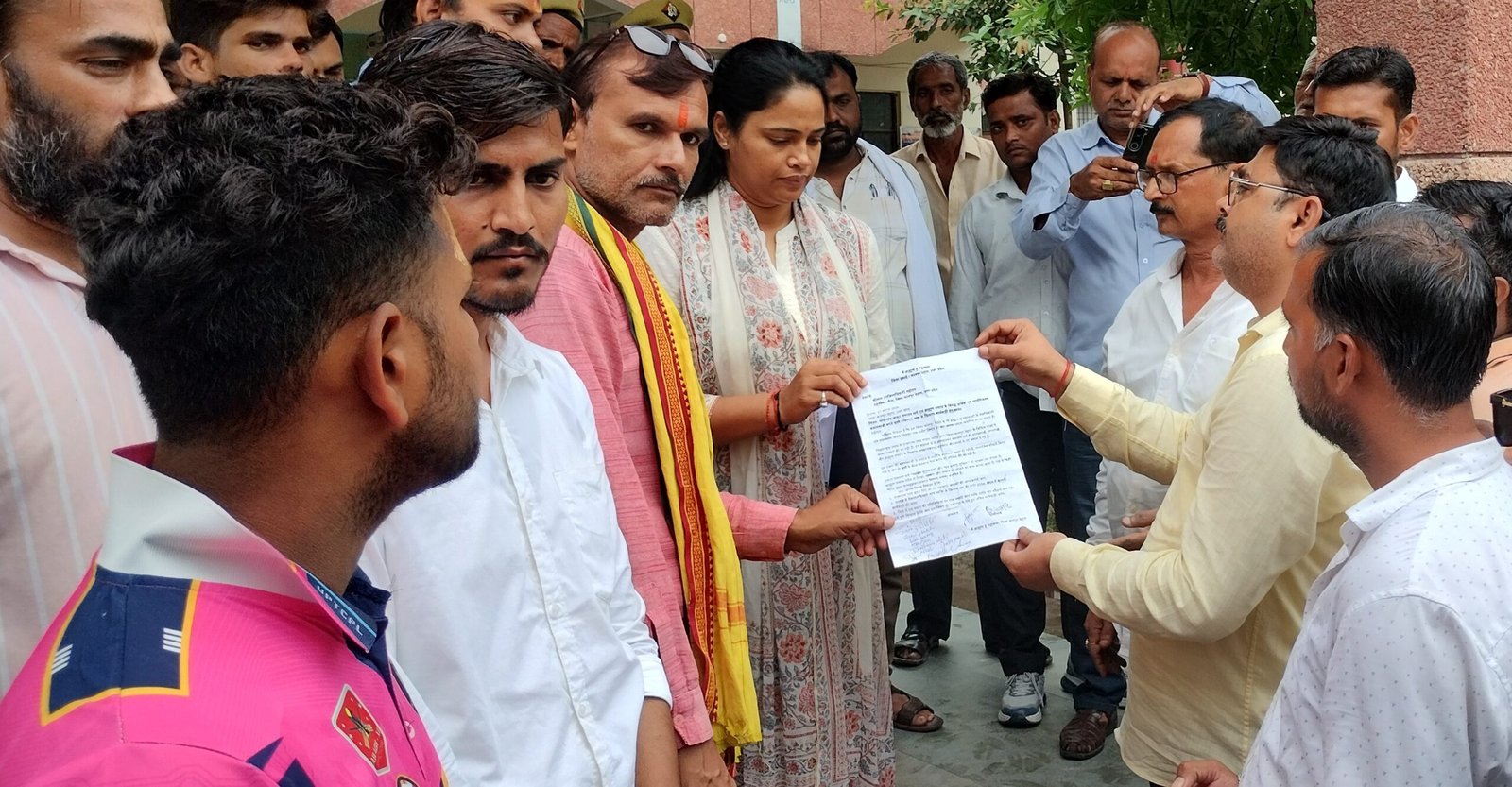 मैथा में राजाराम का पुतला फूंका, एसडीएम को ज्ञापन देकर कार्रवाई की मांग